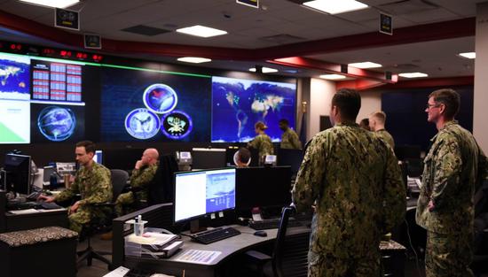 美国舰队网络司令部的作战中心内，官兵在监控屏幕。图自美国海军