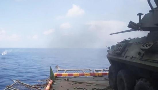 固定在舷侧升降机上进行打靶训练的LAV-25装甲车。