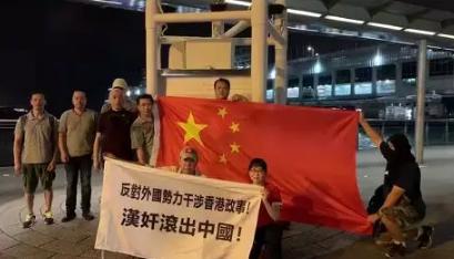 爱国爱港人士自发升旗。(陈青青/摄)