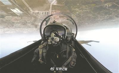 飞行员驾驶歼-16战机在空中实施高难度战术机动训练。