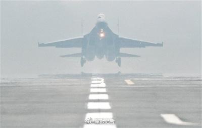 王体、刘晓鹏驾驶歼-16战机在雾中起飞。