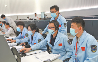 中国航天员中心飞控试验队执行神舟十二号飞控任务。 孙 伟摄