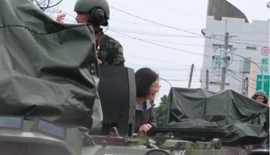 蔡英文坐装甲车勘灾(图片来源:中时电子报)