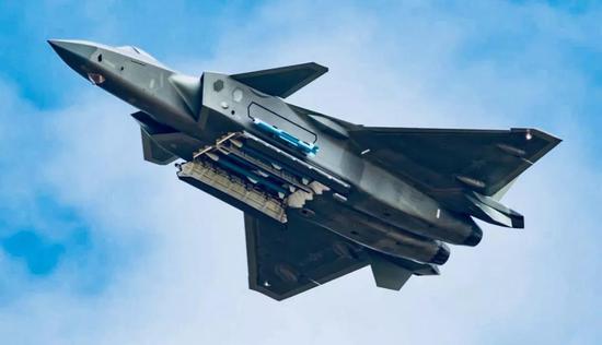 挂载PL-15和PL-10的歼-20(图源:中国军网)