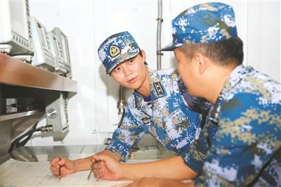 实习舰长韦慧晓在海图室研究比对舰艇出击方案。刘伟泰 摄 图自解放军报
