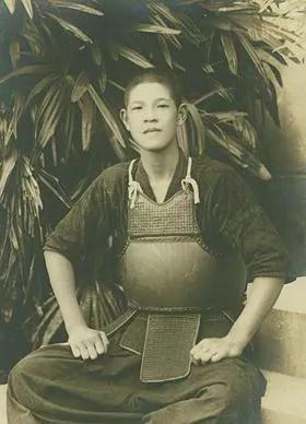 年轻时学习剑道的李登辉,一副日本人模样。