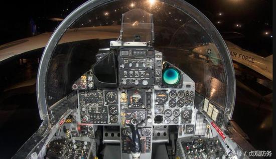 △F-15A的座舱有2个显示器：左边的雷达显示器与右边的雷达告警显示器