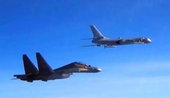 轰-6K和苏-30MKK机群飞跃宫古海峡
