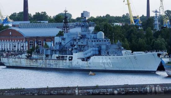 图为已进入拆解程序的现代级驱逐舰“敏捷”号，原属北方舰队。