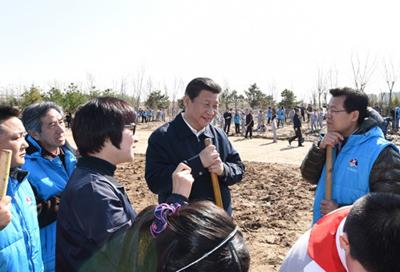 2015年4月3日,习近平同参加植树的群众交谈。新华社记者 张铎摄
