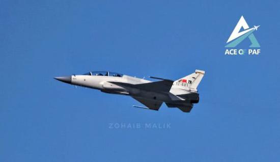 中航工业称,JF–17B比单座版本加长、加宽,但高度降低。