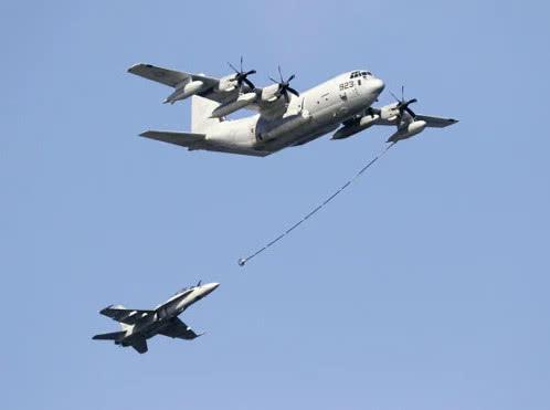 2017年5月進行表演飛行的KC-130空中加油機(上)和F/A-18戰鬥機