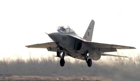 我军教练10采用大边条翼迎角超30度 机动性不输3代机