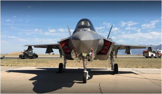 美军两架F35战机部署中东 F22曾被俄军苏35锁