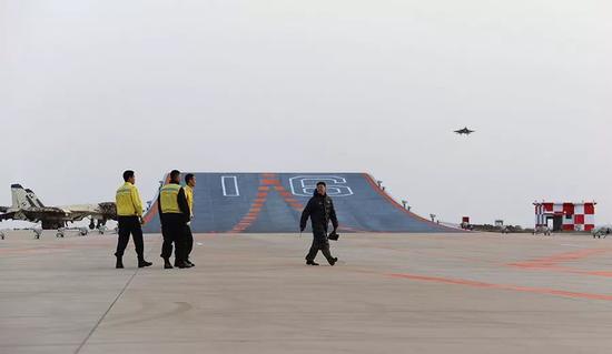 彩票网投平台官网下载,长沙空姐孕妈边生宝宝边拍抖音,爸爸亲手剪脐带