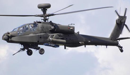 图为“顶个球”的AH-64D“长弓阿帕奇”。