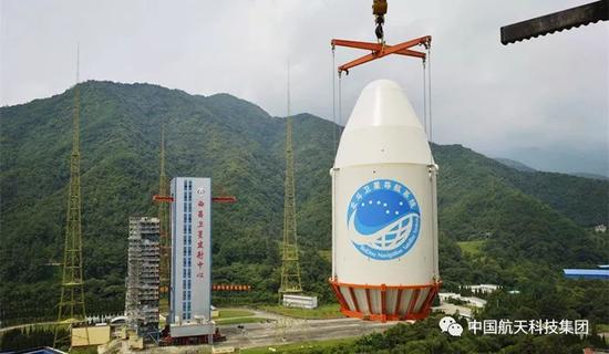 吊装星罩组合体(南勇 摄)