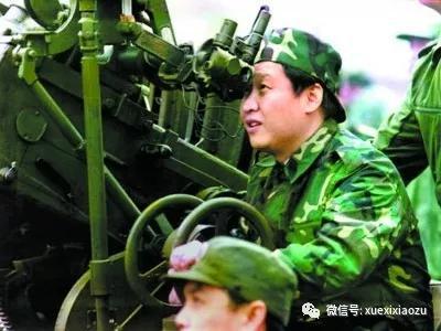 1997年11月,时任福建省委副书记、福建陆军预备役高炮师第一政委的习近平体验某型高炮炮手训练。