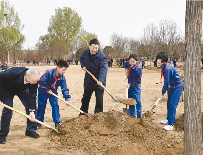 2019年4月8日,习近平同大?#20057;?#36215;植树。新华社记者 谢环驰摄