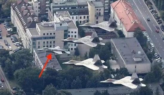 波兰F-16C与美军F-22编队飞越华沙
