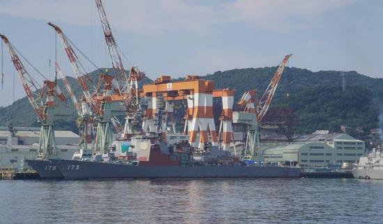 图为三菱重工业长崎造船所(香烧工厂)一角,该地同时建造军舰和民船。