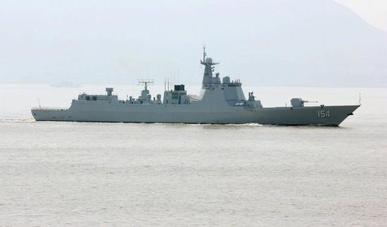 东海舰队装备的第一艘052D型驱逐舰厦门舰。图片来源：浩汉防务论坛 感谢作者