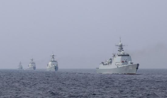 南部战区海军神盾舰编队在南海进行训练。