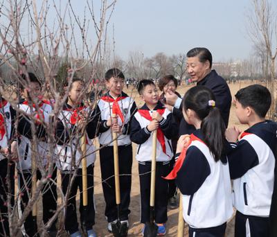 2017年3月29日,习近平同参加植树的少先队员交谈。新华社记者 鞠鹏摄