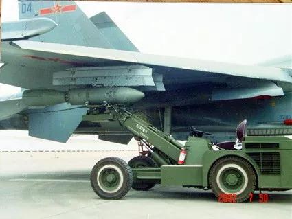 苏-27UBK使用国产挂弹车挂载俄制BETAB500反跑道炸弹