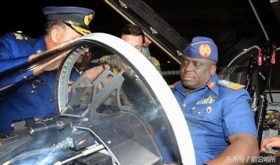  尼日利亚空军官员坐进“枭龙”战机座舱