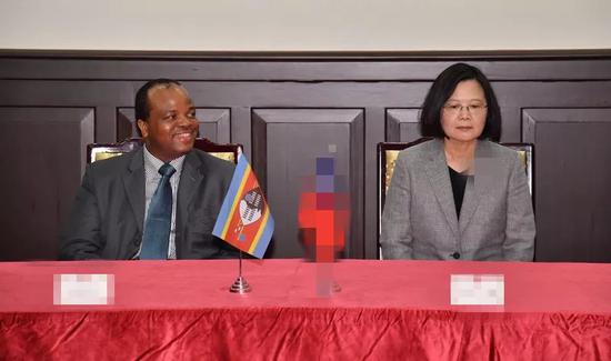 斯威士兰国王姆斯瓦蒂三世(左)