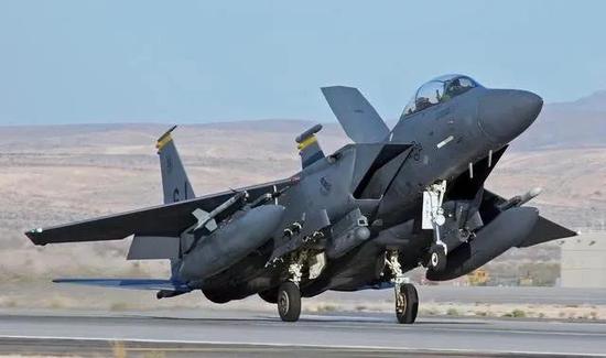 F-15E“攻击鹰”战斗轰炸机拥有巨大的作战半径和强悍的载荷能力,是B61-12核弹最合适的挂载平台
