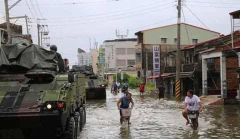 蔡英文搭乘逃亡用装甲车视察灾情,来源:台媒