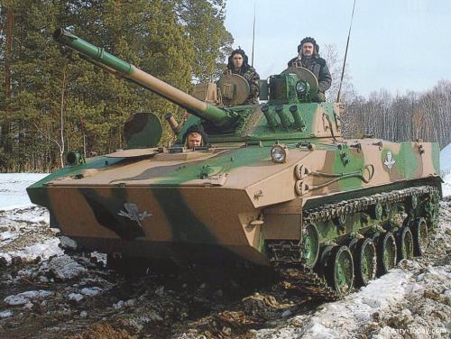 BMD-4M空降战车炮塔集成了100毫米火炮和30毫米机关炮，火力非常强大。
