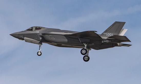 图为韩国空军的第一架F-35A。该机的产能虽高,但依旧不够用。