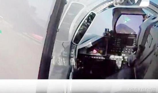 歼-16战机座舱内景