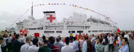 ▲和平方舟抵达瓜亚基尔港时,厄方举行隆重欢迎仪式。