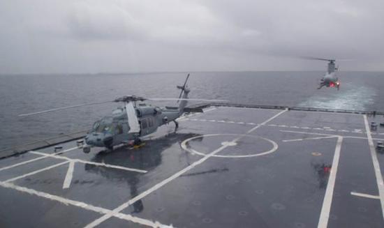 图为同时在两栖舰上部署的有人直升机和无人直升机。