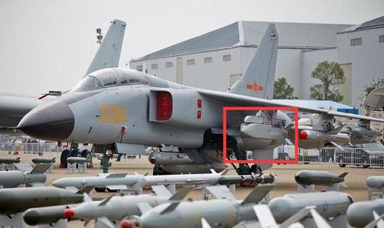 中国空军将GB6A挂载在歼轰-7上面
