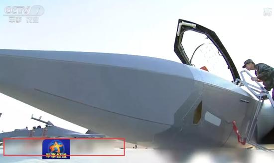 歼-16外挂展示的武器，甭管之前公开画面里有没有，那当然也是要马赛克掉的