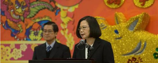 蔡英文(右)参加台军春节餐会(图片台湾“中时电子报”)