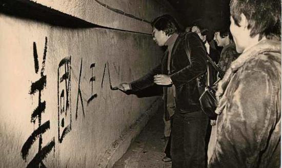 图：1978年12月美国与台当局“断交”，台湾民众在“美国大使馆”前抗议