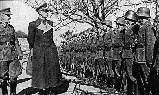 集团军司令弗拉索夫选择投敌，为德军服务