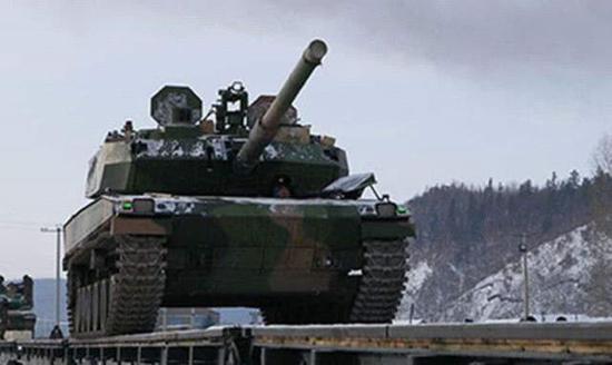 我海洋迷彩涂装新轻坦现身街头 或已装备海军