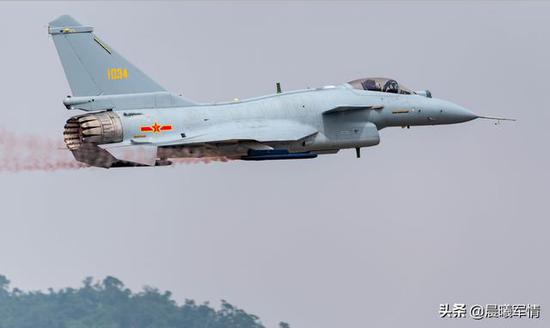 美军F35不靠矢量航发做出落叶飘机动 歼20也