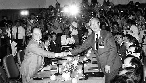 1993年4月27日“汪辜会谈”前汪道涵(左)与辜振甫握手的资料照片。