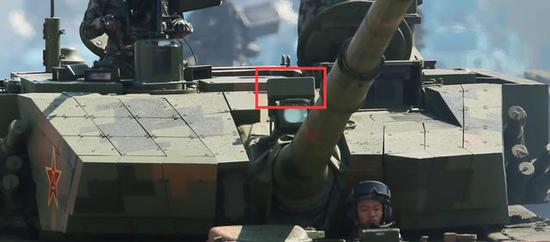 （安装在99A型坦克炮根的这部雷达的用途引发了人们很多猜想）