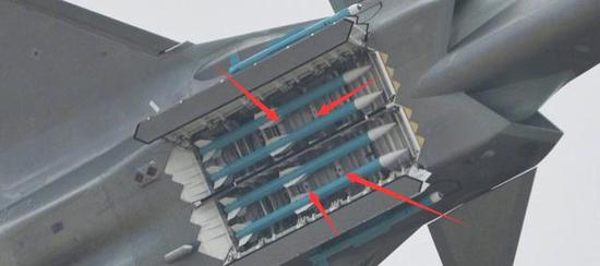 图为歼-20的主弹舱高清细节照片，红箭头所指即为中央挂点。
