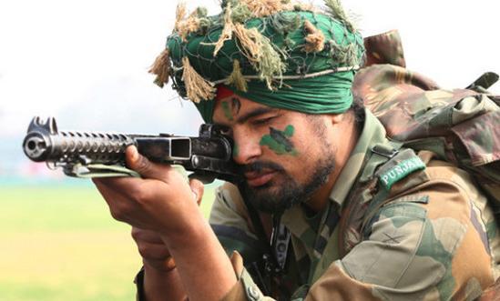 图为仍在使用斯特林冲锋枪的印度陆军士兵。