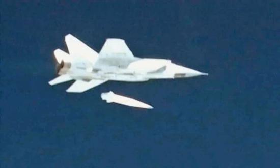 资料图片：俄军米格-31战斗机发射“匕首”空射弹道导弹的瞬间。